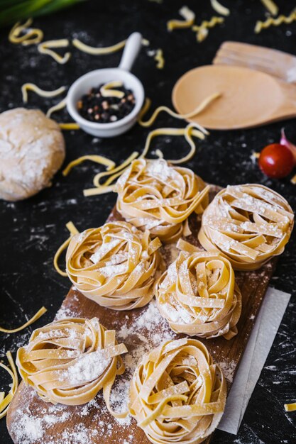 スパイスの近くのクローズアップパスタ