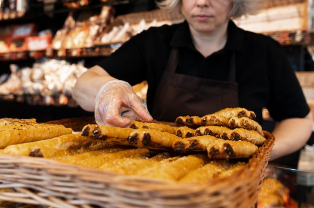 Foto gratuita primo piano sul pasticcere che prepara il cibo