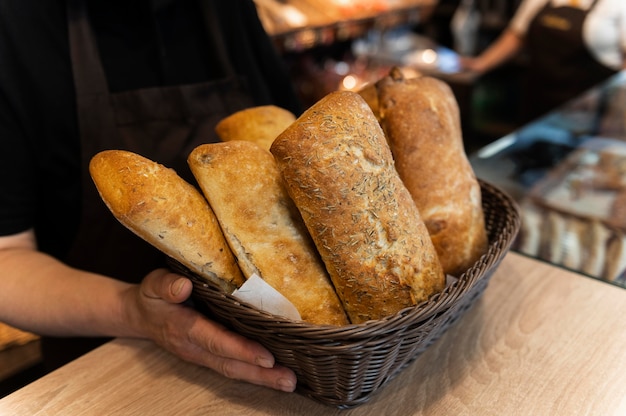 Foto gratuita primo piano sul pasticcere che prepara il cibo