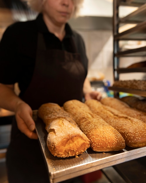 Foto gratuita primo piano sul pasticcere che prepara il cibo