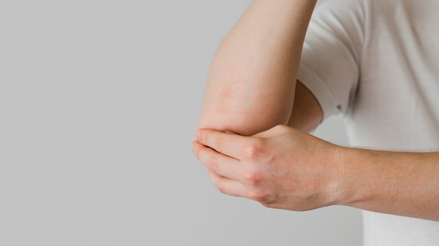 Free photo close-up patient elbow issues