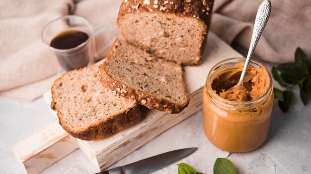 Арахисовое масло крупным планом с домашним хлебом