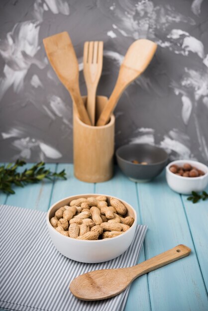 Free photo close-up peanuts on wooden table