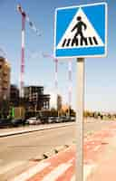 Free photo close-up of pedestrians warning sign in urban street with construction site