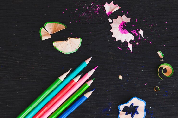 Free Photo close-up pencils and shavings