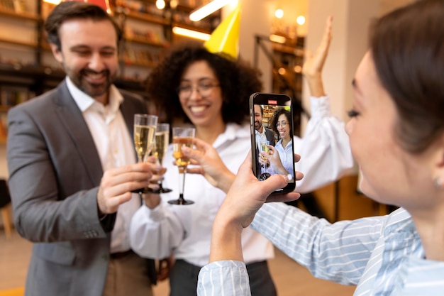 Foto gratuita chiuda in su persone che festeggiano il compleanno al lavoro