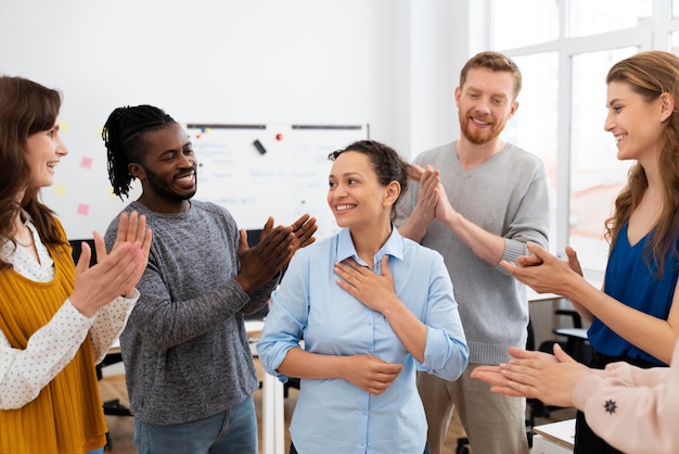 Chiudere le persone che festeggiano insieme