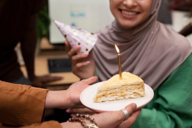 女性を祝う人々をクローズアップ