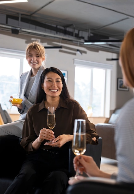 Chiuda in su persone che chattano all'evento di lavoro