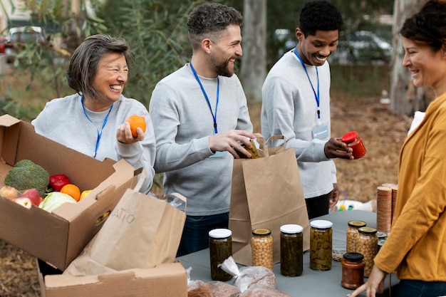 Foto gratuita chiudere le persone che raccolgono cibo