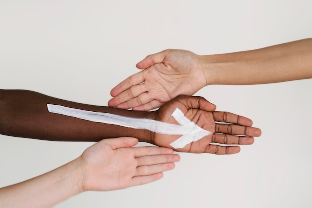 Free photo close up on people connecting through hands