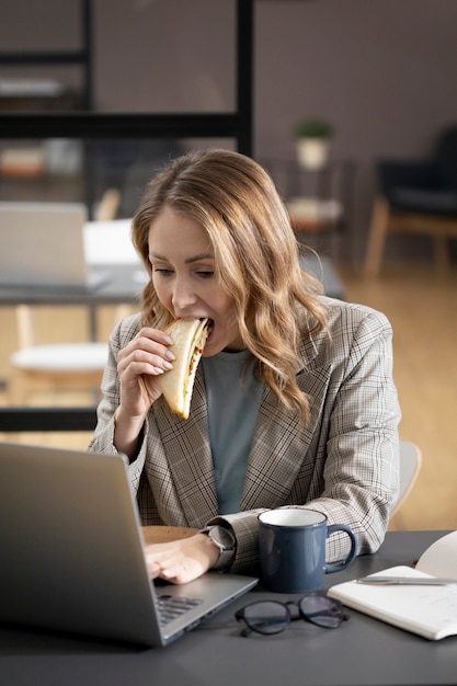 休憩時間に食べる人々のクローズアップ