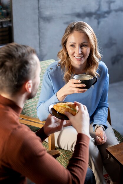 休憩時間に食べる人々のクローズアップ