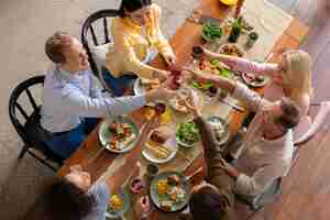 Free photo close up people eating together