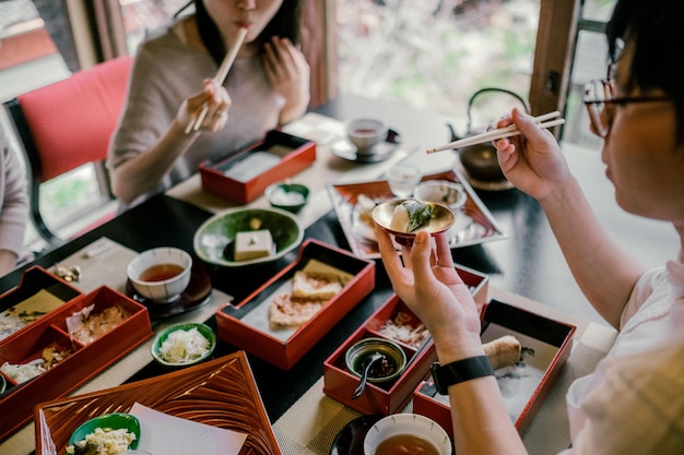 箸で食べる人をクローズアップ