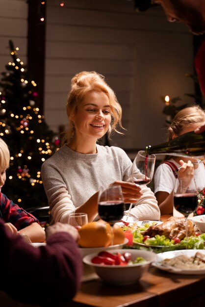 クリスマスディナーを楽しんでいる人々にクローズアップ
