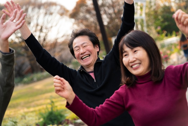 자연 속에서 즐거운 시간을 보내는 사람들을 클로즈업