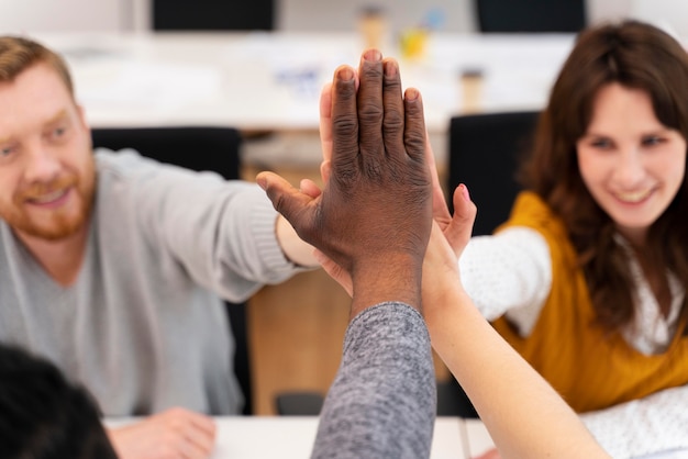 Foto gratuita chiudi le persone batti il cinque