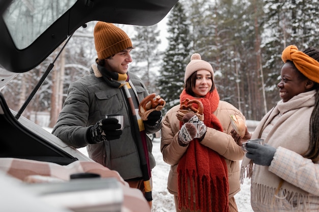 Бесплатное фото Закройте вверх людей, держащих чашки