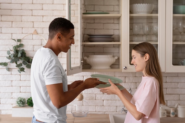 Foto gratuita primo piano sulle persone che mettono a proprio agio la casa