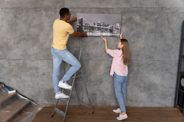 Foto gratuita primo piano sulle persone che mettono a proprio agio la casa