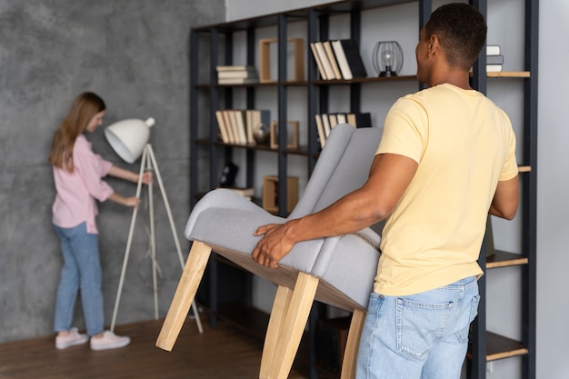 Foto gratuita primo piano sulle persone che mettono a proprio agio la casa