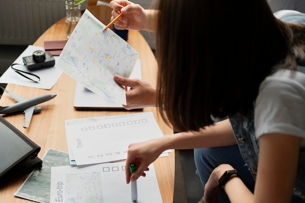 Chiudere le persone che pianificano il viaggio con la mappa