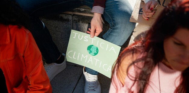 Chiudere le persone che protestano per il clima
