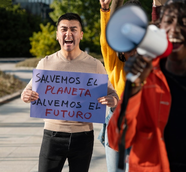 Foto gratuita persone in primo piano che protestano insieme