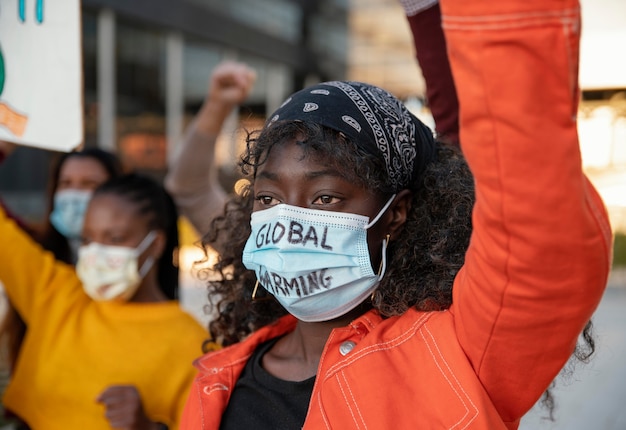 Free photo close up people protesting with masks