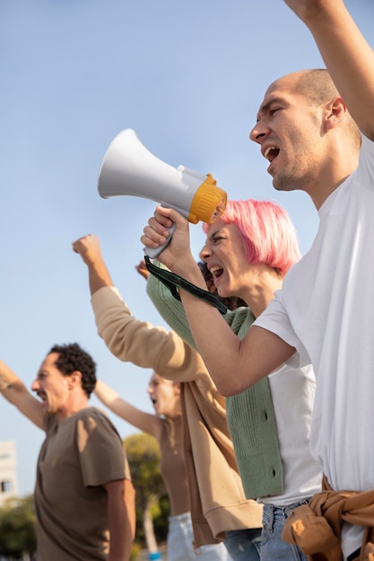 Foto gratuita chiudere le persone che protestano con i megafoni