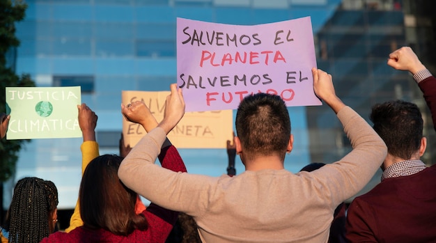 Foto gratuita persone in primo piano che protestano con cartelli