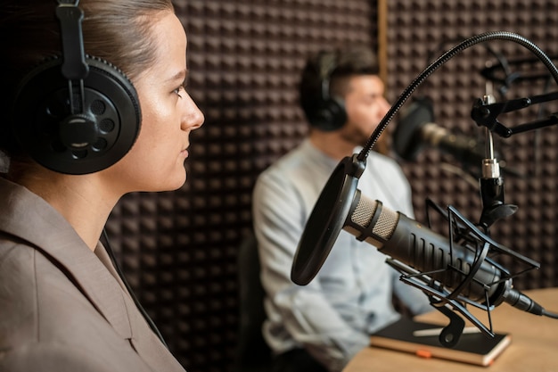 Persone in primo piano alla radio