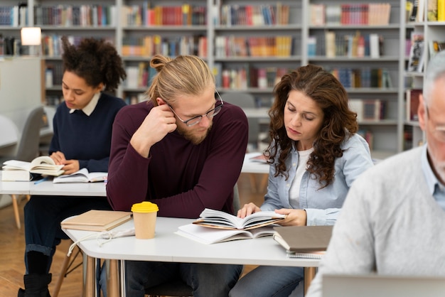 図書館で勉強している人々をクローズアップ