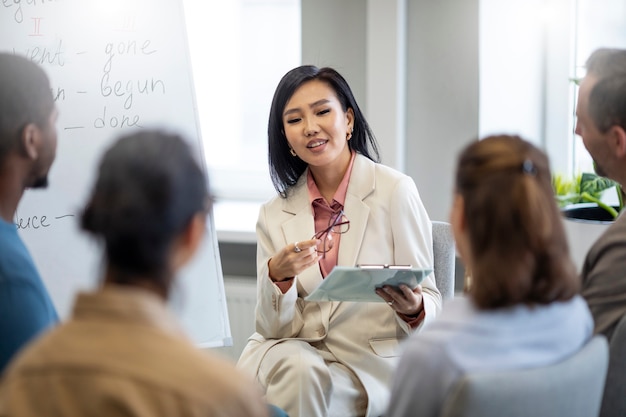 Foto gratuita chiudere le persone che studiano la lingua