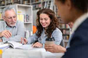 Foto gratuita chiudere le persone che studiano in biblioteca