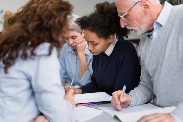 Foto gratuita chiudere le persone che studiano insieme