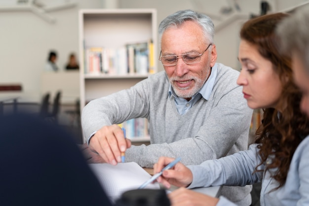 Foto gratuita chiudere le persone che studiano