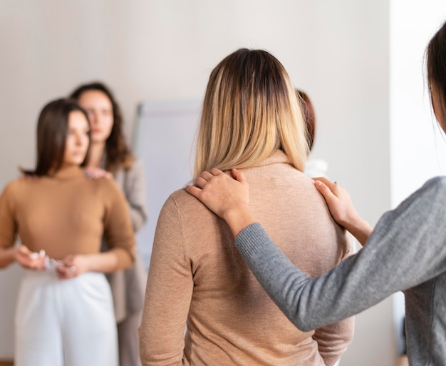 Foto gratuita chiudere le persone in terapia