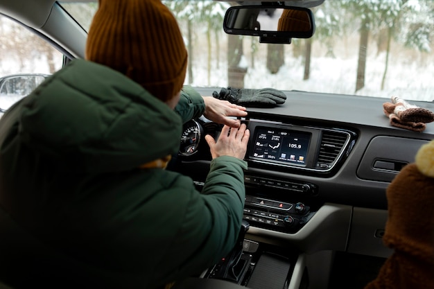 車で旅行している人をクローズアップ