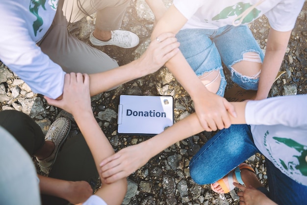 Foto gratuita primo piano di persone volontarie per il lavoro di squadra uniscono le manistack di manil'unità e il lavoro di squadra volontariato concettuale