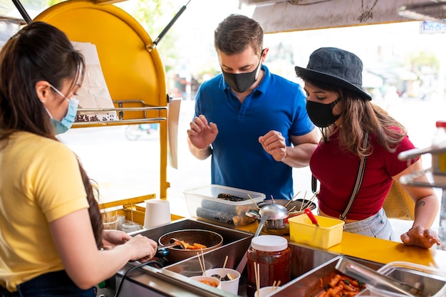 Chiudere le persone che indossano maschere