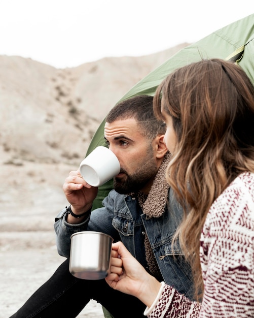 コーヒーカップで人々をクローズアップ