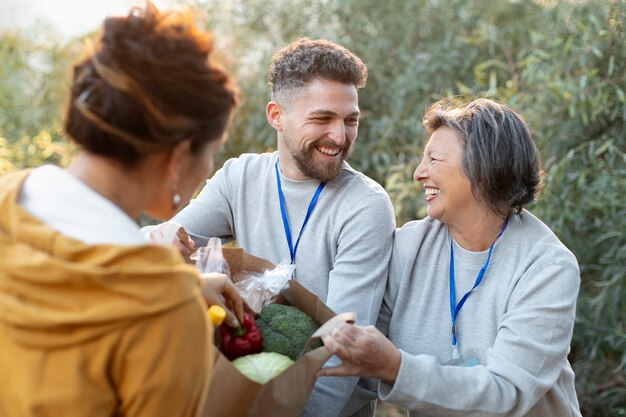 Chiudere le persone con donazioni di cibo