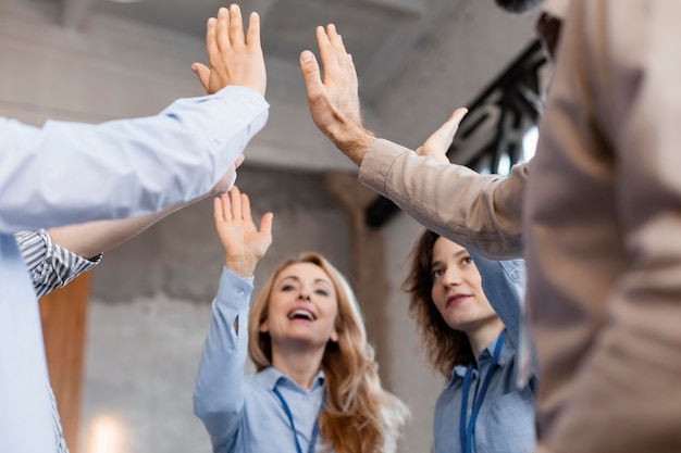 Foto gratuita chiudere le persone con le mani alzate