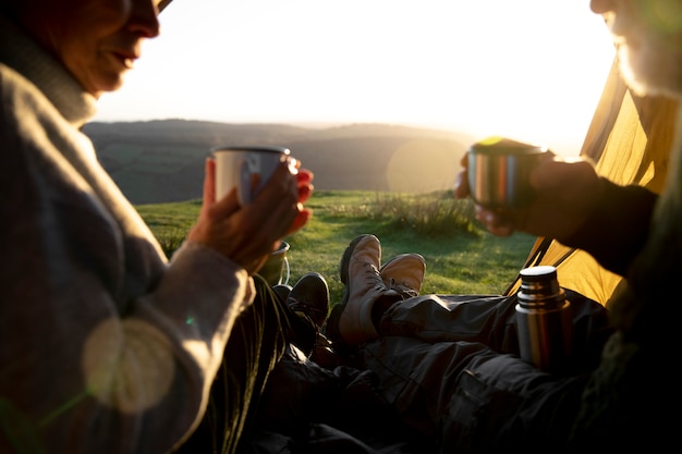 Free photo close up people with hot drinks