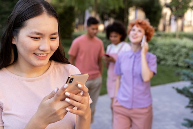 Foto gratuita chiudere le persone con gli smartphone