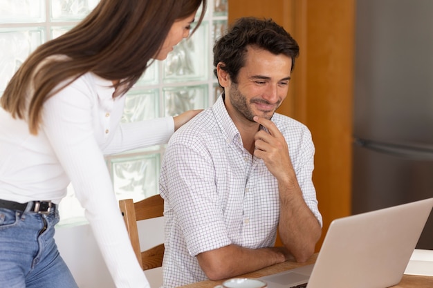 Primo piano sulle persone che lavorano da casa