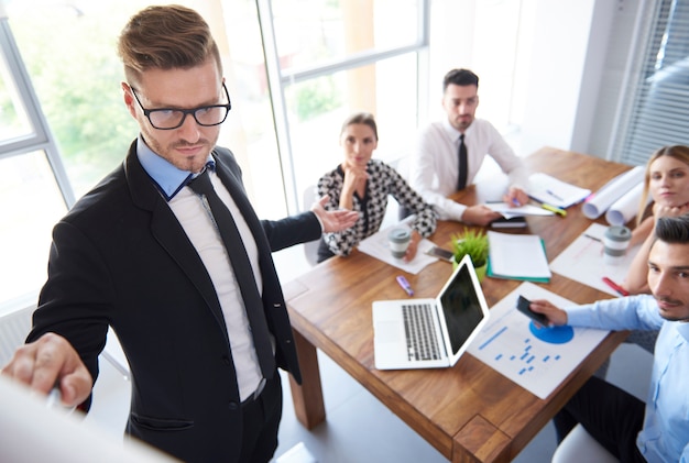 Foto gratuita primo piano sulle persone che lavorano in ufficio