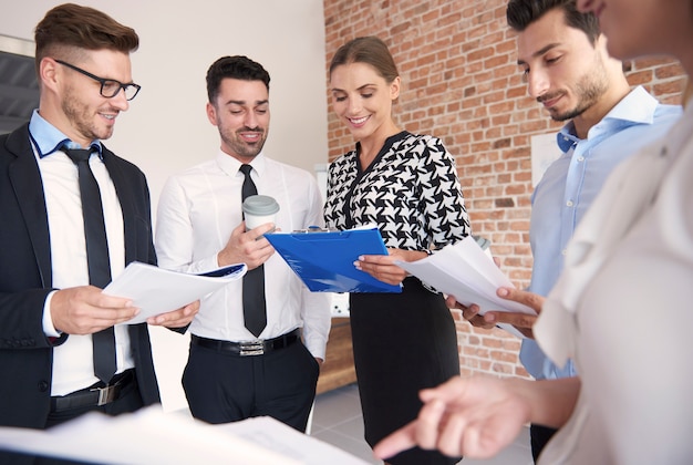 Foto gratuita primo piano sulle persone che lavorano in ufficio